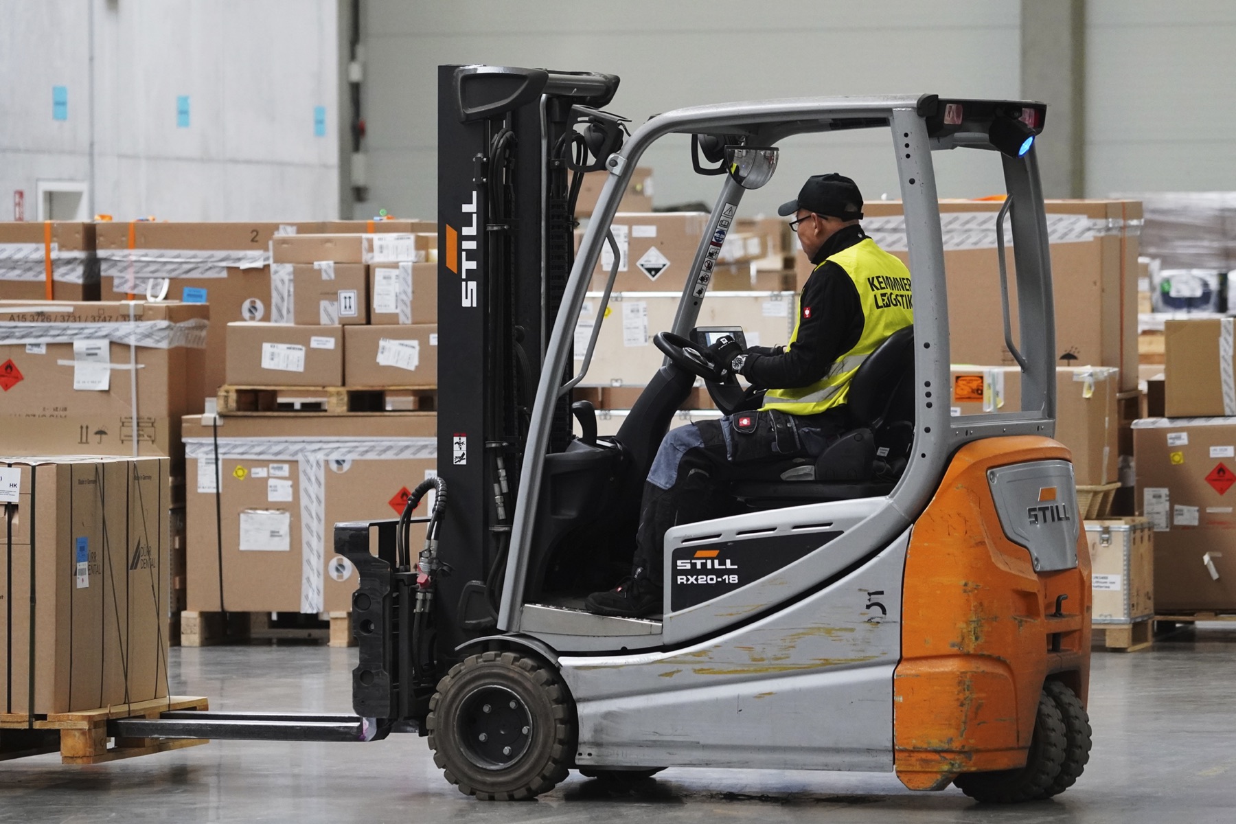 Staplerfahrer bei Kemmner Logistik in der Lagerhalle