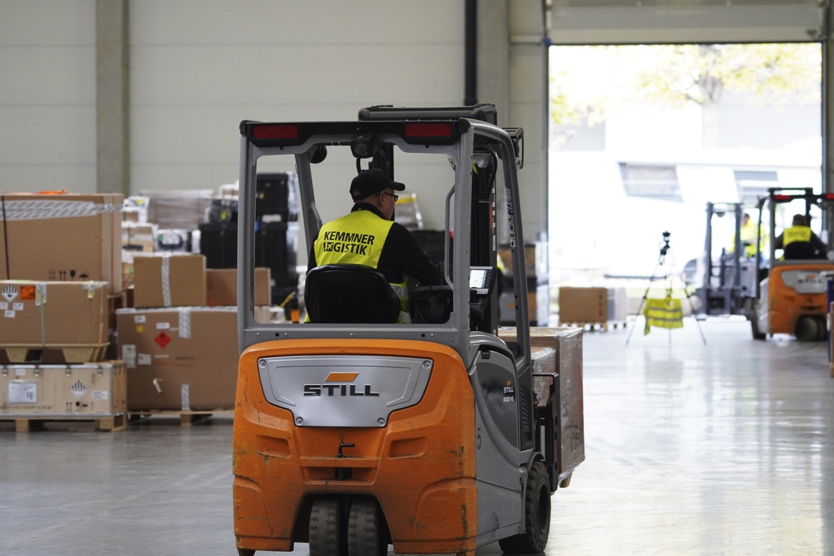 Kemmner-Mitarbeiter mit Stapler beim Warentransport